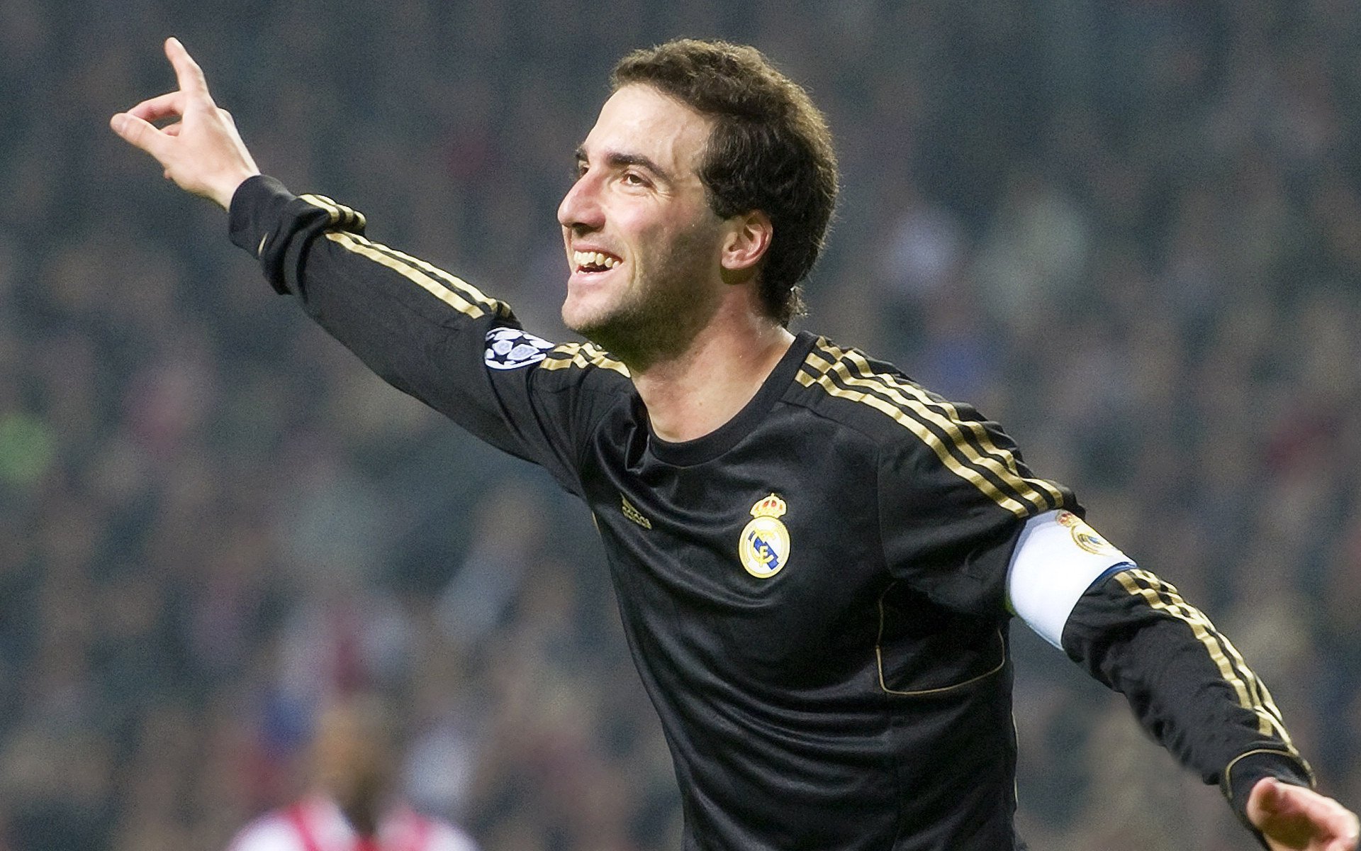 亚冠转会风云：热刺盯上锋线强援，欧文或成交易筹码